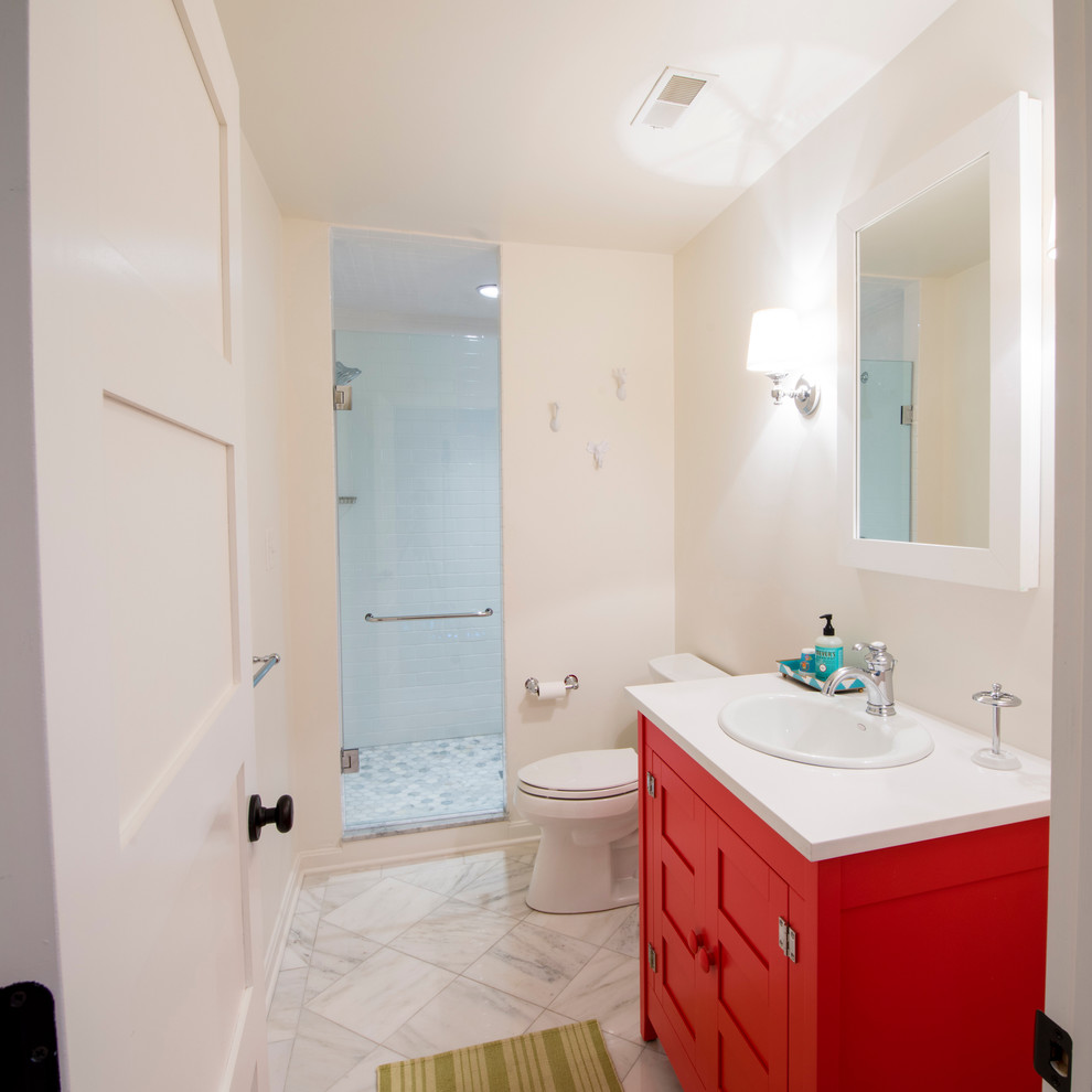 Ejemplo de cuarto de baño clásico con lavabo encastrado