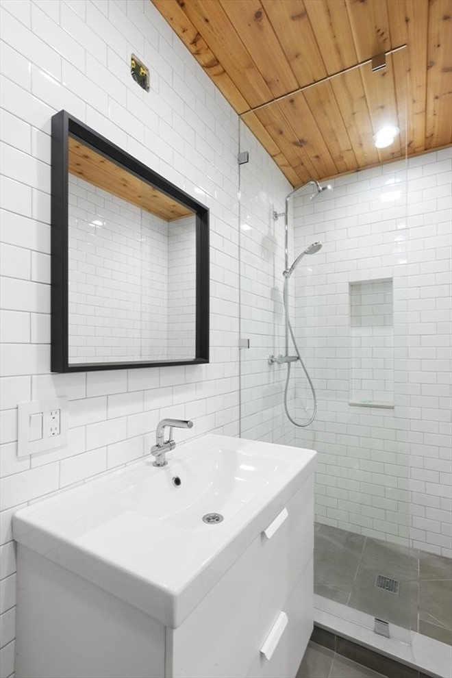 Свежая идея для дизайна: ванная комната среднего размера в стиле лофт с плоскими фасадами, белыми фасадами, душем в нише, белой плиткой, плиткой кабанчик, бетонным полом, душевой кабиной, монолитной раковиной, столешницей из искусственного камня, серым полом, открытым душем и белой столешницей - отличное фото интерьера