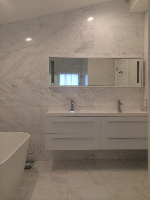 Idéer för att renovera ett stort funkis en-suite badrum, med släta luckor, vita skåp, ett fristående badkar, gul kakel, marmorkakel, vita väggar, marmorgolv, ett integrerad handfat, marmorbänkskiva och vitt golv