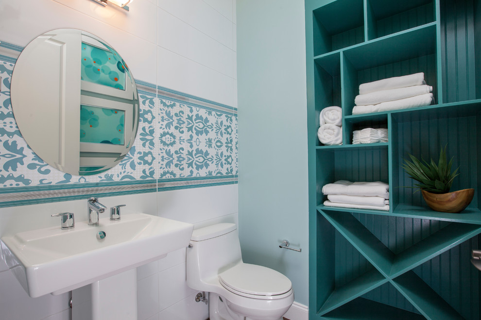 ニューヨークにある小さなビーチスタイルのおしゃれな浴室 (オープンシェルフ、一体型トイレ	、緑の壁、ペデスタルシンク、青いキャビネット) の写真