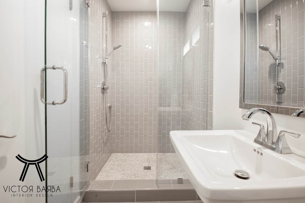 Imagen de cuarto de baño moderno de tamaño medio con ducha empotrada, baldosas y/o azulejos grises, baldosas y/o azulejos de cemento, paredes blancas, suelo de madera en tonos medios, aseo y ducha y lavabo con pedestal