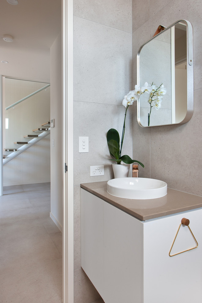 Foto de cuarto de baño minimalista con baldosas y/o azulejos grises