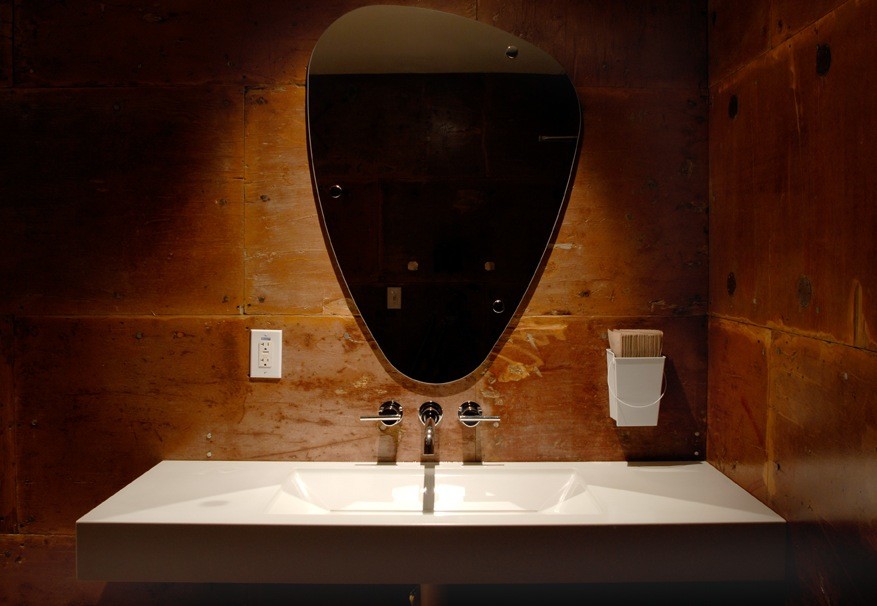 Ispirazione per una stanza da bagno contemporanea di medie dimensioni con lavabo rettangolare, top in cemento, piastrelle marroni e piastrelle effetto legno