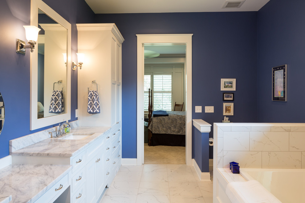 Exempel på ett stort modernt en-suite badrum, med luckor med profilerade fronter, vita skåp, ett platsbyggt badkar, en toalettstol med hel cisternkåpa, svart och vit kakel, keramikplattor, lila väggar, klinkergolv i keramik, ett nedsänkt handfat och granitbänkskiva