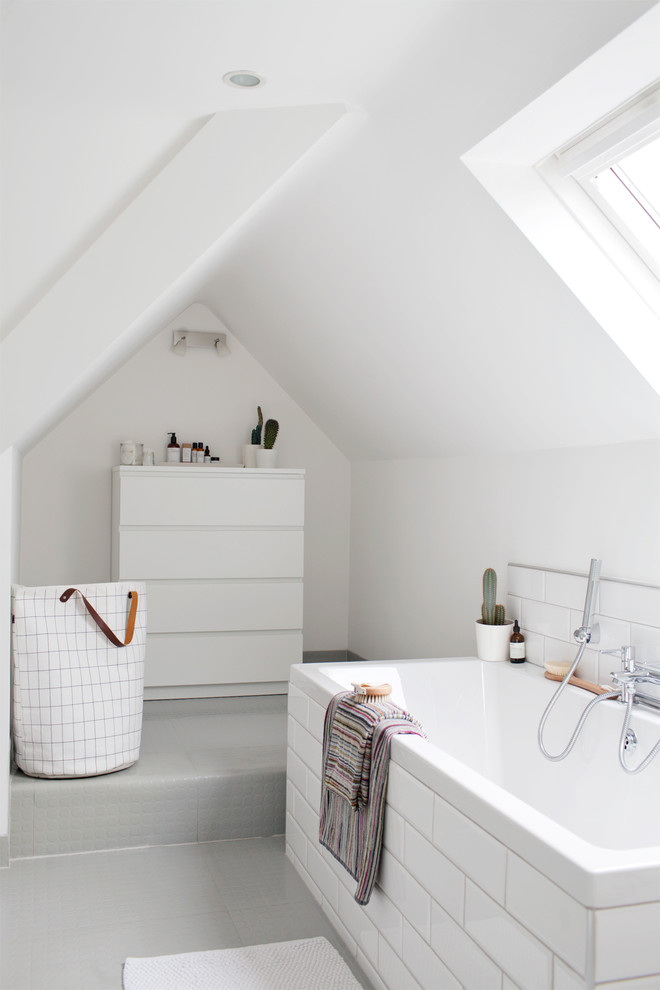Esempio di una stanza da bagno padronale minimal di medie dimensioni con vasca da incasso, piastrelle bianche, piastrelle diamantate, pareti bianche e pavimento grigio
