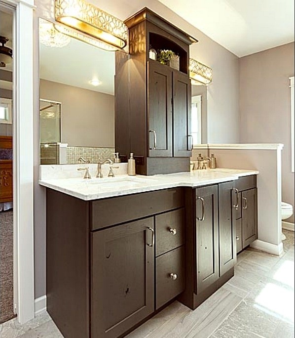 Inspiration pour une salle de bain principale design en bois foncé de taille moyenne avec un placard à porte shaker, WC à poser, un carrelage beige, un carrelage en pâte de verre, un mur beige et un lavabo encastré.