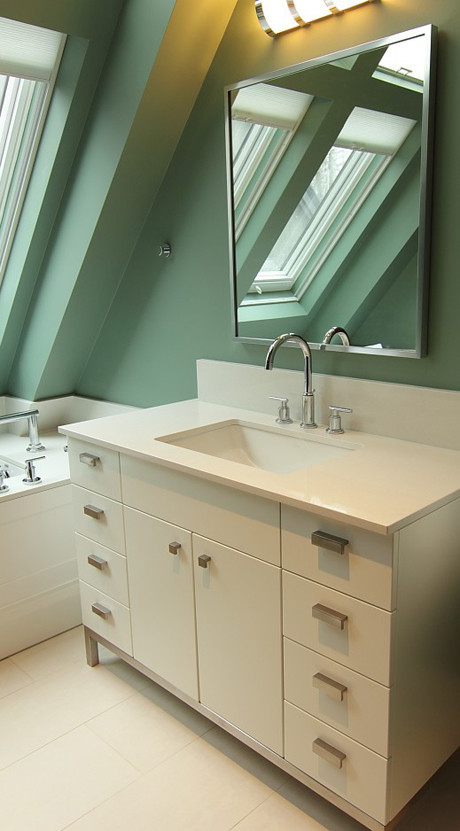 Bathroom - mid-sized modern bathroom idea in Ottawa with an undermount sink, flat-panel cabinets, white cabinets and green walls