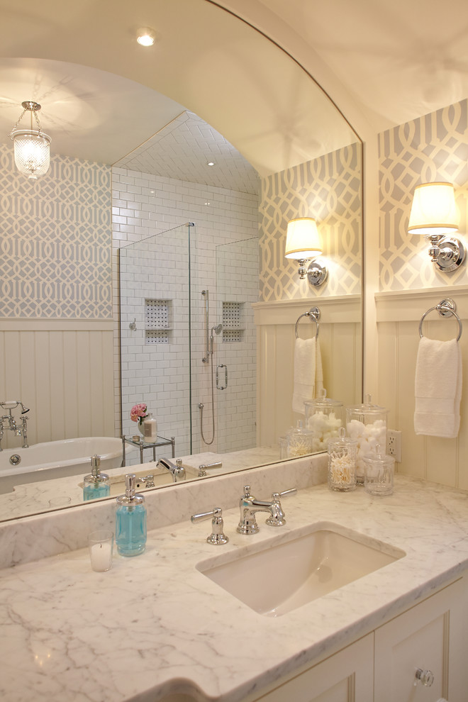 Стильный дизайн: ванная комната в морском стиле с мраморной столешницей и плиткой кабанчик - последний тренд