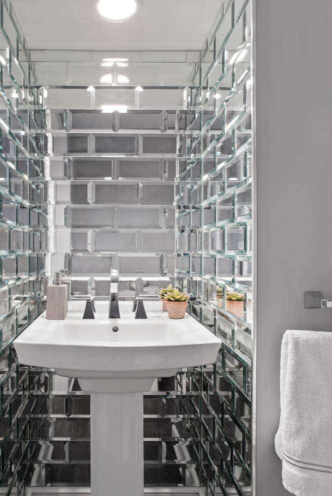 Foto de cuarto de baño clásico renovado pequeño con baldosas y/o azulejos de vidrio y lavabo con pedestal