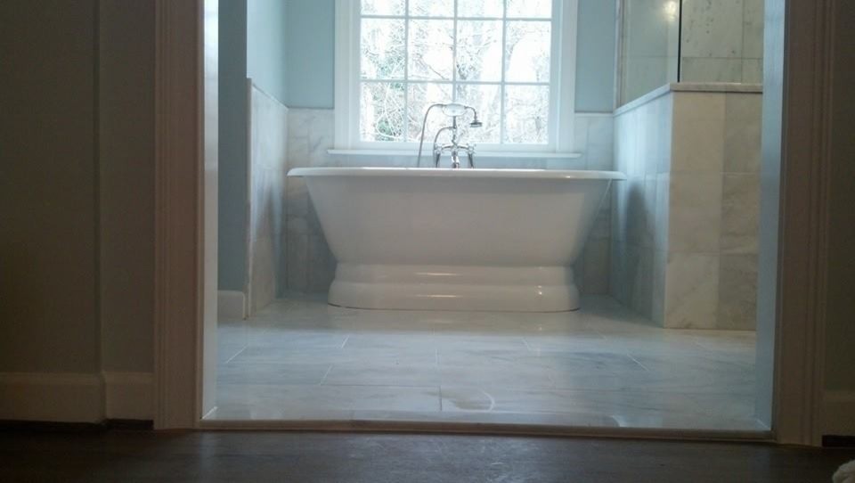 Cette photo montre une salle de bain chic avec une baignoire indépendante.