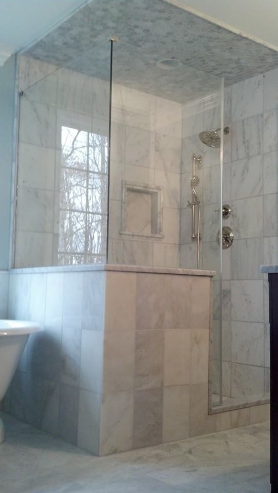 Idées déco pour une grande salle de bain principale classique en bois foncé avec une baignoire indépendante, une douche d'angle, un carrelage gris, un carrelage blanc, du carrelage en marbre, un sol gris, une cabine de douche à porte battante, un placard à porte shaker, un plan de toilette en marbre et un lavabo encastré.