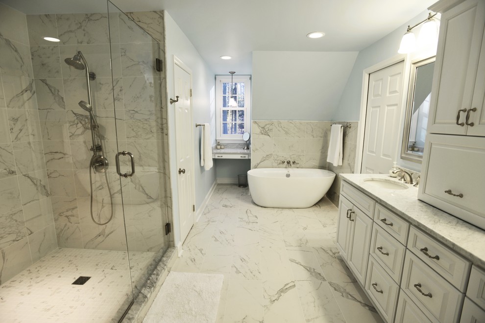 Источник вдохновения для домашнего уюта: большая главная ванная комната в стиле модернизм с фасадами с выступающей филенкой, белыми фасадами, отдельно стоящей ванной, биде, белой плиткой, синими стенами, мраморным полом и столешницей из гранита