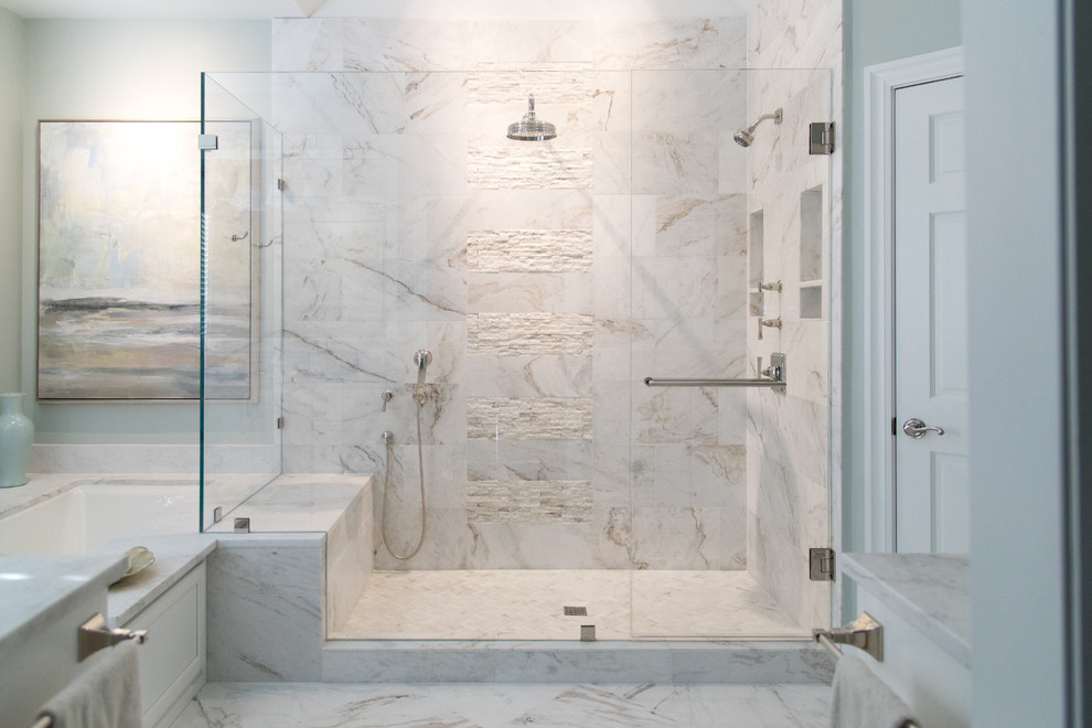 Пример оригинального дизайна: ванная комната в классическом стиле с душем над ванной, белой плиткой, мраморной плиткой и белыми стенами