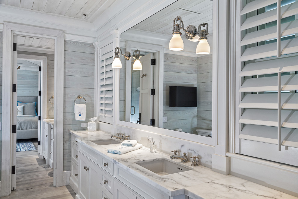 Свежая идея для дизайна: большая главная ванная комната в классическом стиле с врезной раковиной, фасадами с утопленной филенкой, белыми фасадами, серыми стенами и светлым паркетным полом - отличное фото интерьера
