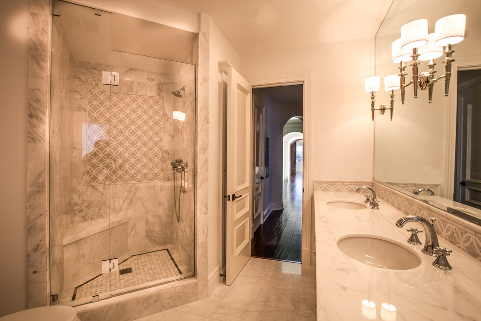 Idées déco pour une douche en alcôve classique de taille moyenne avec un lavabo encastré, un placard à porte affleurante, des portes de placard blanches, un plan de toilette en marbre, une baignoire posée, WC séparés, un carrelage blanc, mosaïque, un mur blanc et un sol en marbre.