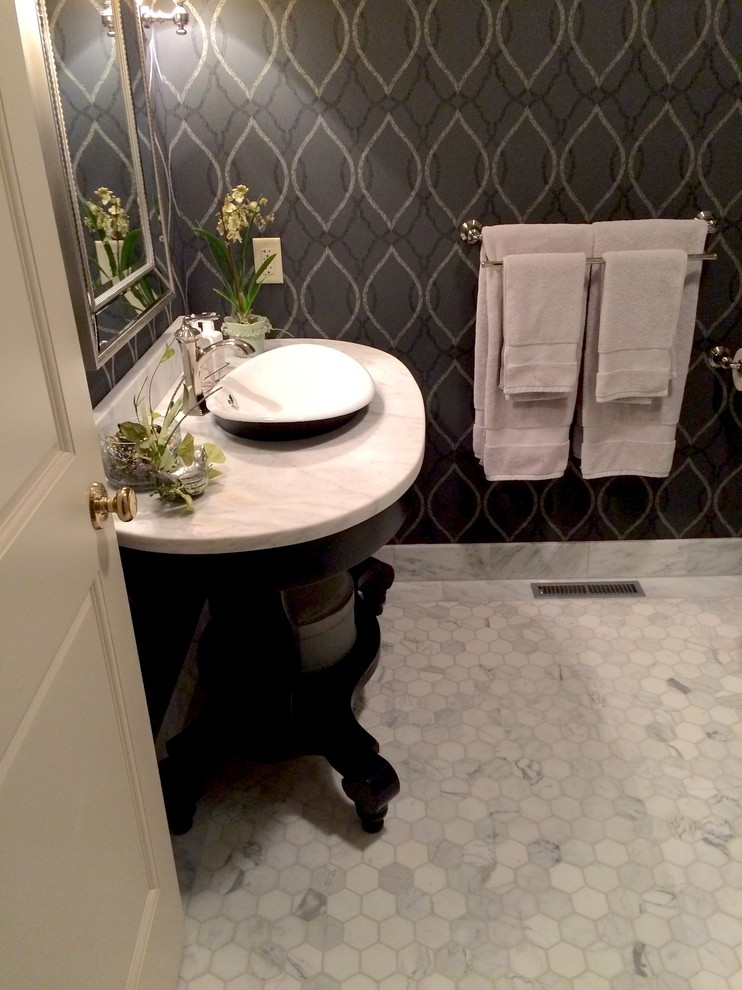 Aménagement d'une salle de bain principale classique de taille moyenne avec une vasque, un placard en trompe-l'oeil, un plan de toilette en marbre, une douche d'angle, WC à poser, un carrelage blanc, un carrelage de pierre, un mur noir et un sol en marbre.