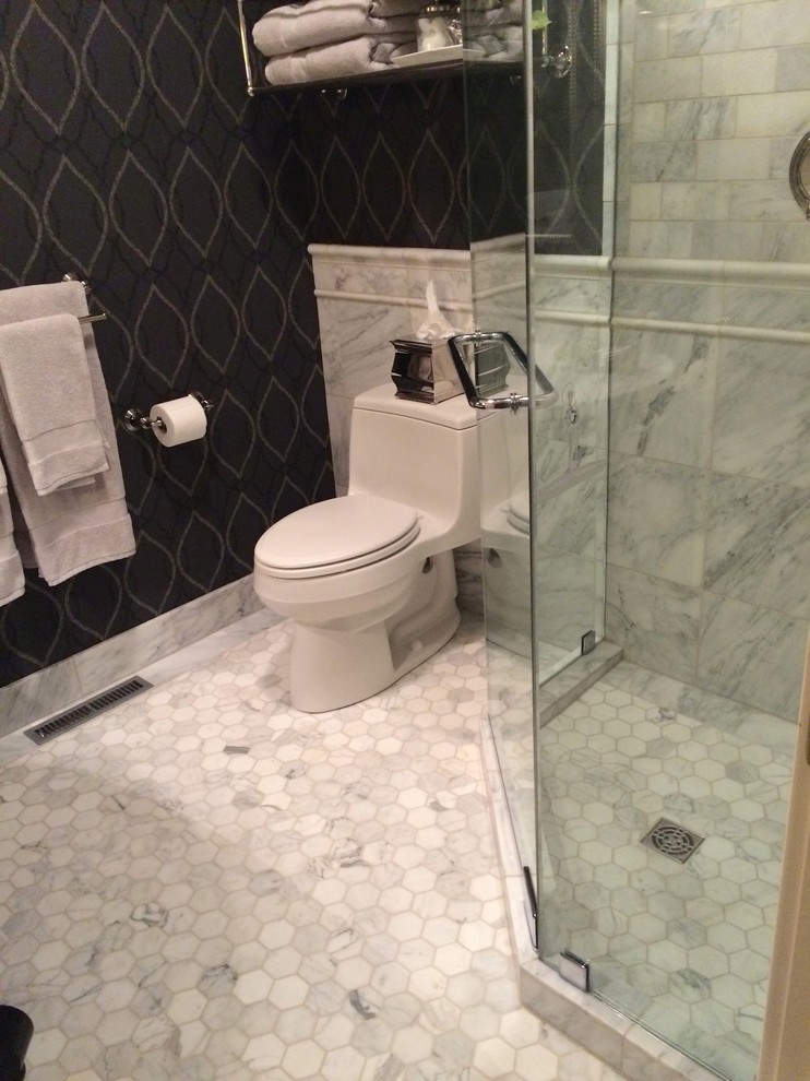 На фото: главная ванная комната в стиле неоклассика (современная классика) с настольной раковиной, фасадами островного типа, мраморной столешницей, угловым душем, унитазом-моноблоком, белой плиткой, каменной плиткой, черными стенами и мраморным полом