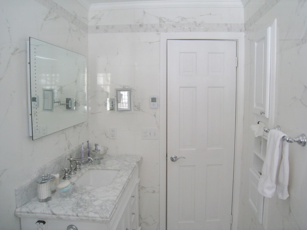 Exempel på ett mellanstort klassiskt en-suite badrum, med luckor med profilerade fronter, vita skåp, en dusch i en alkov, en bidé, vit kakel, stenkakel, vita väggar, marmorgolv, ett undermonterad handfat och marmorbänkskiva