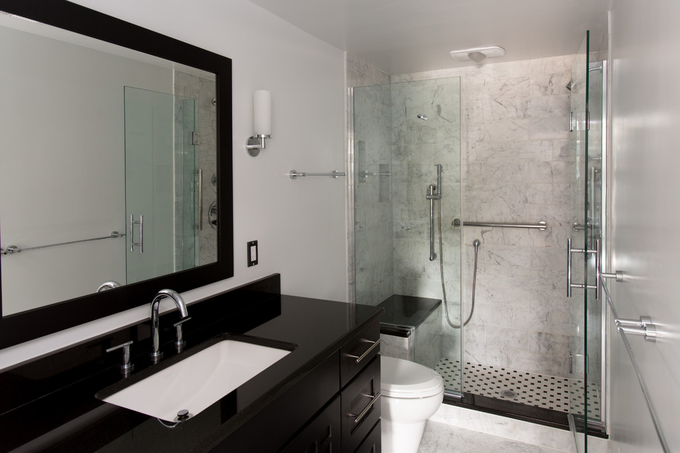 Bild på ett litet vintage en-suite badrum, med luckor med infälld panel, svarta skåp, en dusch i en alkov, en toalettstol med separat cisternkåpa, svart och vit kakel, marmorkakel, grå väggar, marmorgolv, ett undermonterad handfat, granitbänkskiva, flerfärgat golv och dusch med gångjärnsdörr