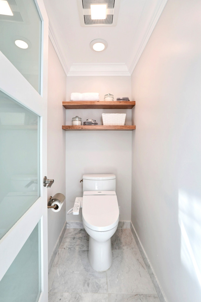 Inspiration för ett stort vintage grå grått toalett, med skåp i shakerstil, vita skåp, vit kakel, marmorkakel, vita väggar, marmorgolv, ett undermonterad handfat, marmorbänkskiva och vitt golv
