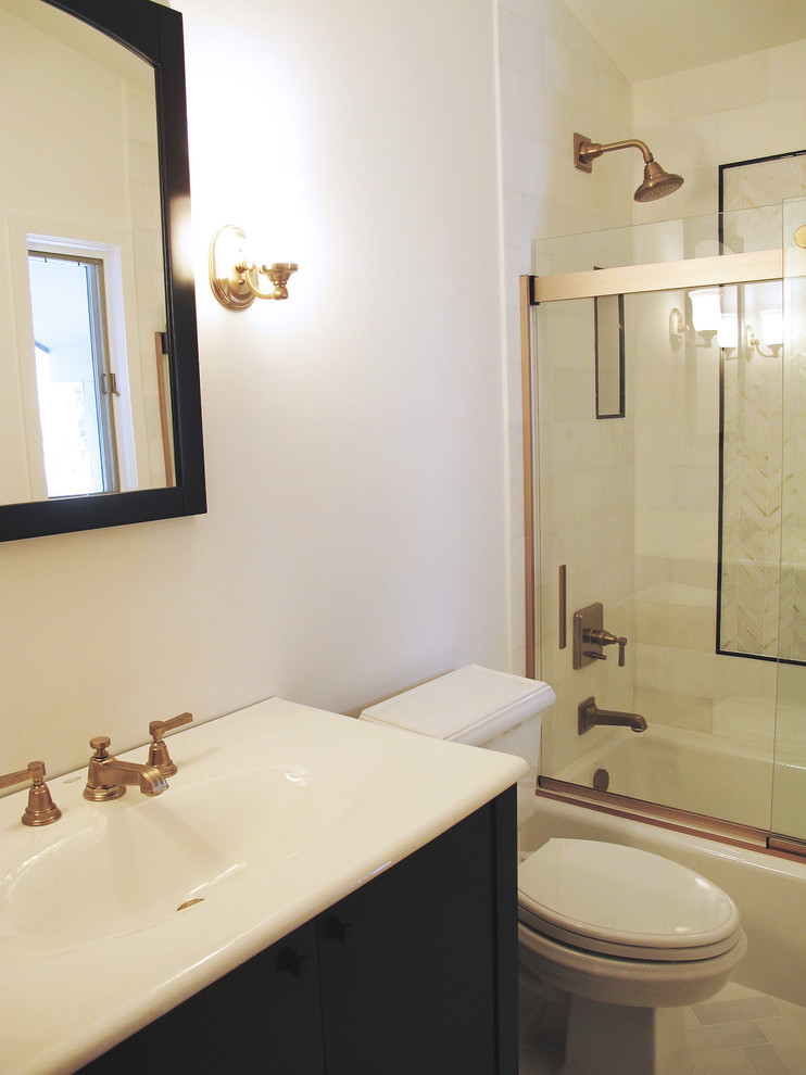 Klassisches Badezimmer mit integriertem Waschbecken, verzierten Schränken, schwarzen Schränken, Badewanne in Nische, Duschbadewanne, Wandtoilette mit Spülkasten und weißen Fliesen in Chicago
