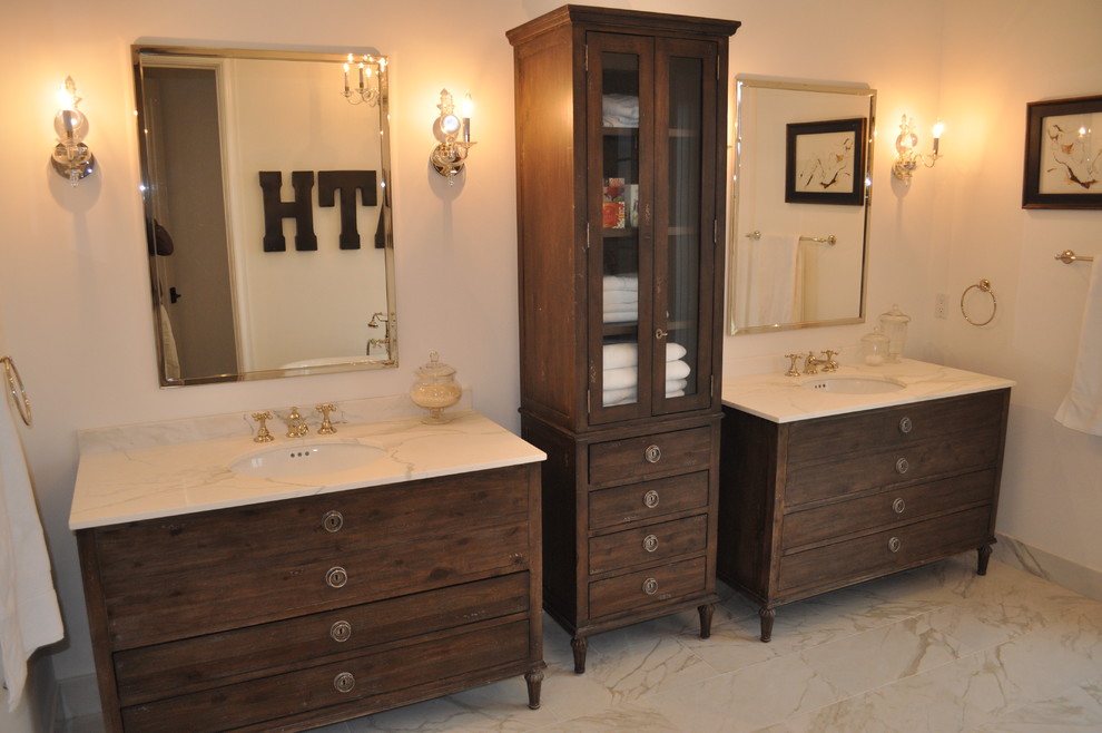 Ejemplo de cuarto de baño principal actual con lavabo bajoencimera, armarios tipo mueble, encimera de mármol y suelo de mármol