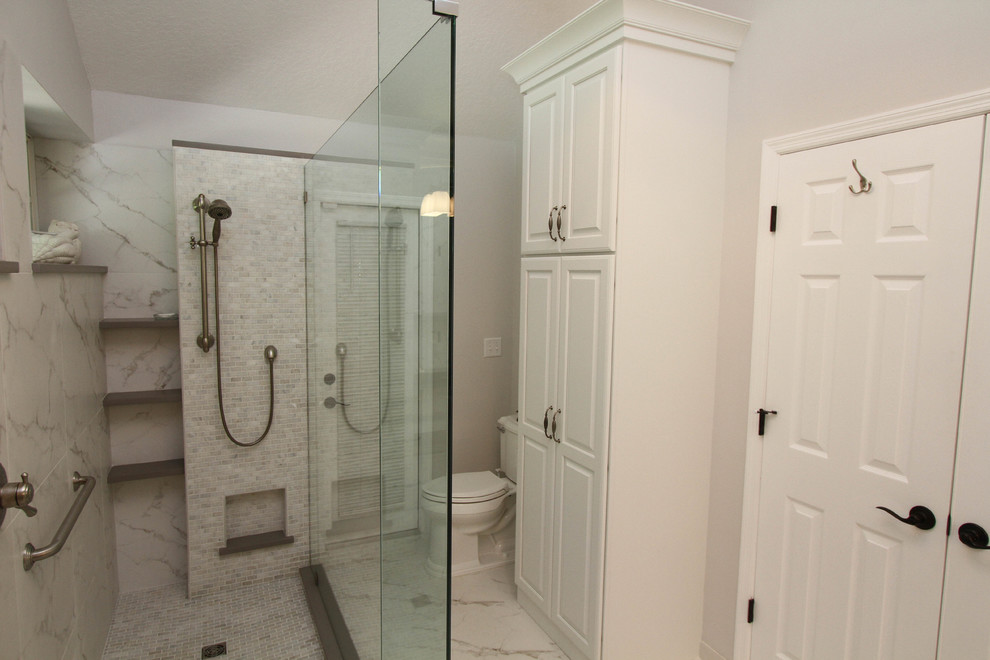 Inredning av ett klassiskt en-suite badrum, med möbel-liknande, vita skåp, en kantlös dusch, vit kakel, porslinskakel, vita väggar, ett undermonterad handfat och bänkskiva i kvartsit