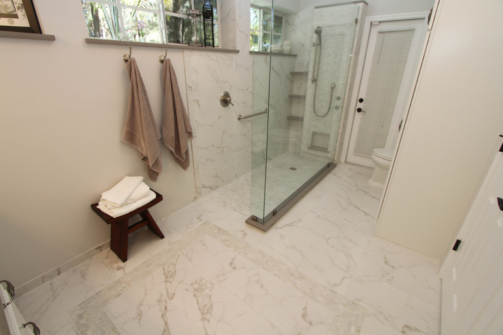 Klassisches Badezimmer mit verzierten Schränken, weißen Schränken, bodengleicher Dusche, weißen Fliesen, Porzellanfliesen, weißer Wandfarbe, Unterbauwaschbecken und Quarzit-Waschtisch in Orlando
