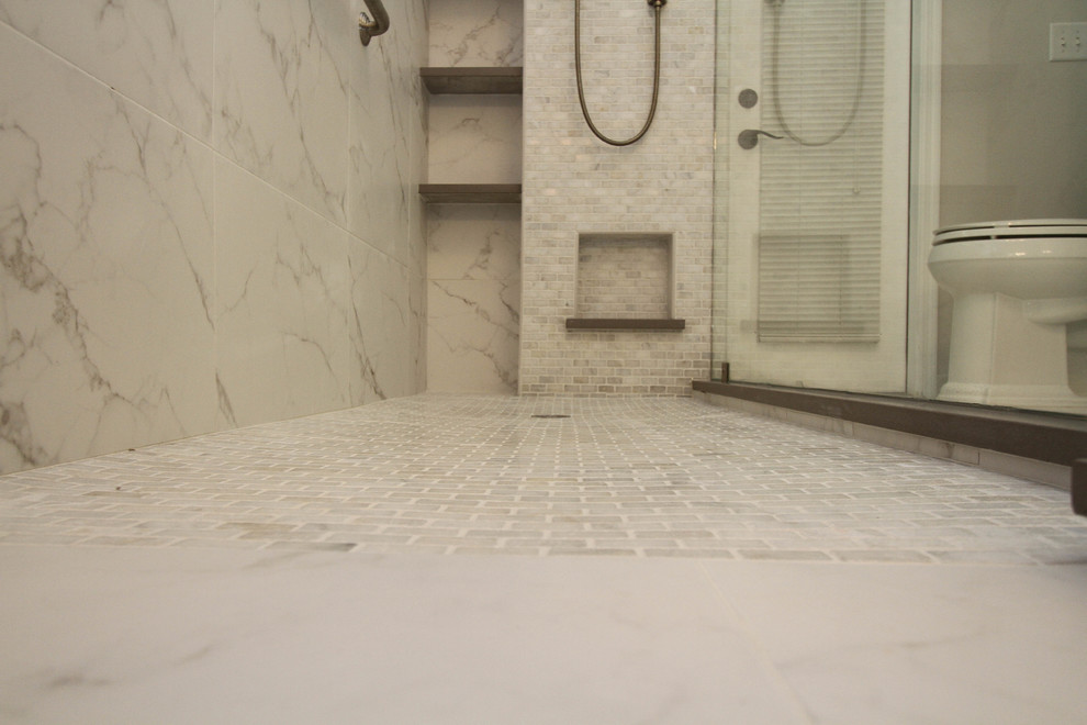 Esempio di una stanza da bagno chic con doccia a filo pavimento, piastrelle bianche e piastrelle in pietra
