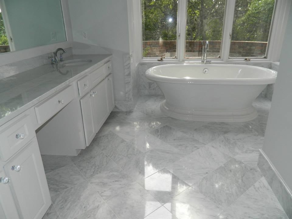 Ejemplo de cuarto de baño principal clásico grande con bañera exenta y ducha esquinera