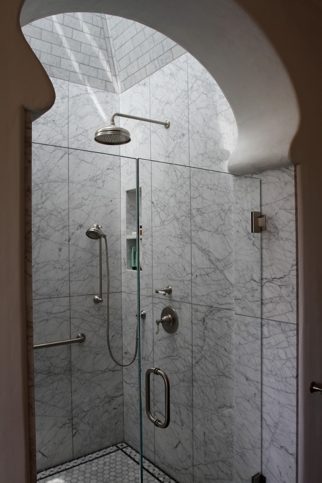 Идея дизайна: большая главная ванная комната в средиземноморском стиле с белой плиткой, плиткой из листового камня, отдельно стоящей ванной, открытым душем, белыми стенами, врезной раковиной и душем с распашными дверями