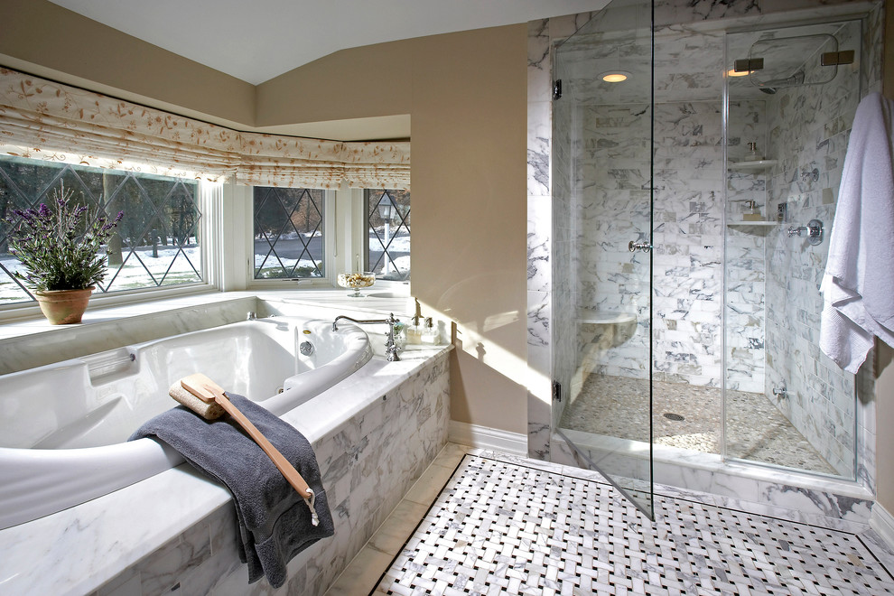 Bild på ett mellanstort funkis en-suite badrum, med luckor med profilerade fronter, vita skåp, marmorbänkskiva, vit kakel, ett platsbyggt badkar, beige väggar och mosaikgolv