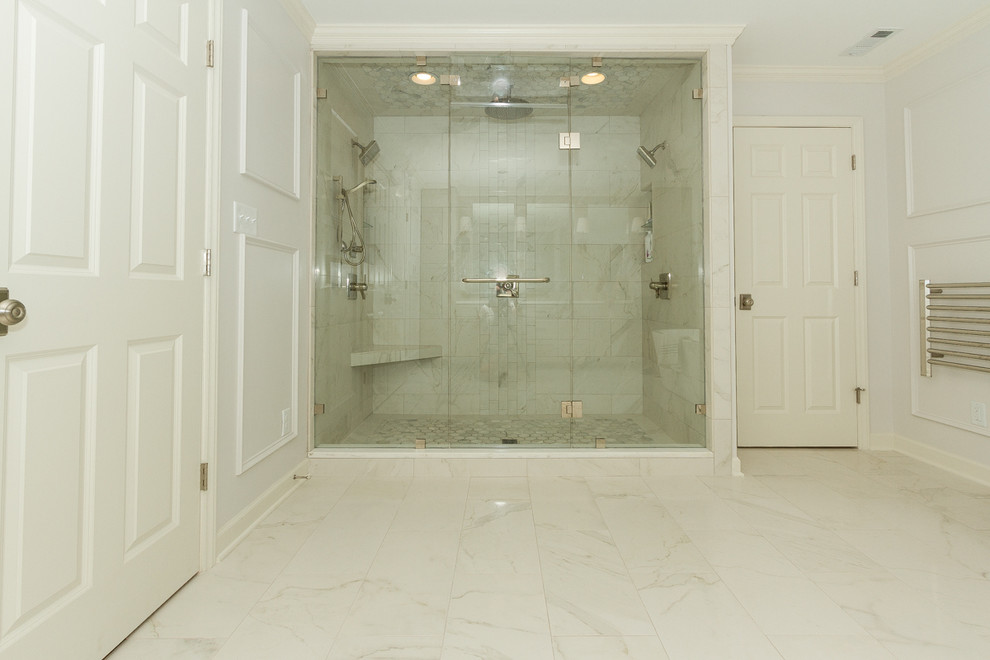 Imagen de cuarto de baño principal tradicional renovado con ducha doble y paredes blancas