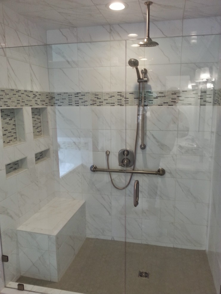 Idéer för att renovera ett mellanstort funkis en-suite badrum, med ett integrerad handfat, luckor med upphöjd panel, vita skåp, bänkskiva i kvartsit, ett badkar i en alkov, en dusch i en alkov, en toalettstol med separat cisternkåpa, vit kakel, porslinskakel, grå väggar och skiffergolv