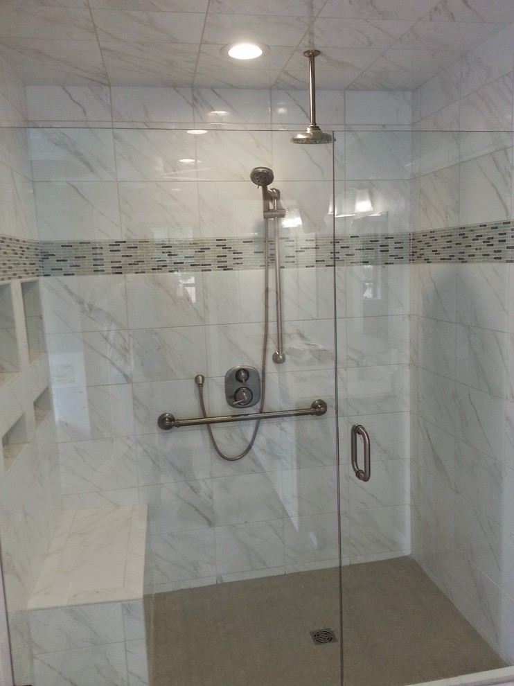 Inredning av ett modernt mellanstort en-suite badrum, med ett integrerad handfat, luckor med upphöjd panel, vita skåp, bänkskiva i kvartsit, ett badkar i en alkov, en dusch i en alkov, en toalettstol med separat cisternkåpa, vit kakel, porslinskakel, grå väggar och skiffergolv