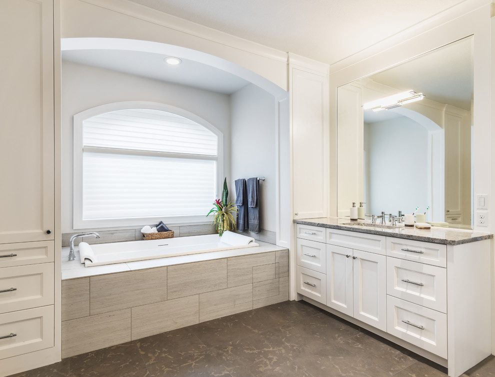 Idéer för att renovera ett stort vintage en-suite badrum, med skåp i shakerstil, vita skåp, ett platsbyggt badkar, stenhäll, betonggolv, granitbänkskiva och vita väggar