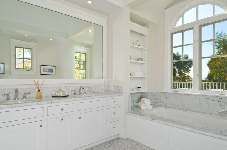 Идея дизайна: большая главная ванная комната в классическом стиле с фасадами в стиле шейкер, белыми фасадами, ванной в нише, белыми стенами, врезной раковиной, душем без бортиков, мраморной плиткой, мраморной столешницей, душем с распашными дверями, белой плиткой, полом из мозаичной плитки и серым полом