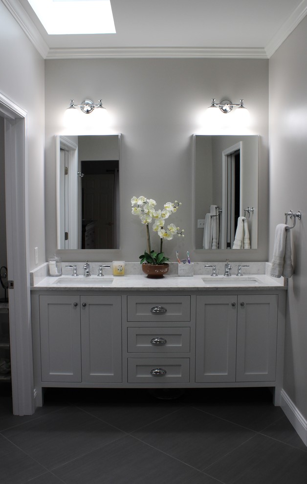 Idee per una stanza da bagno con doccia classica di medie dimensioni con pareti grigie, lavabo sottopiano, ante con riquadro incassato, ante grigie, pavimento in ardesia, top in marmo e pavimento grigio