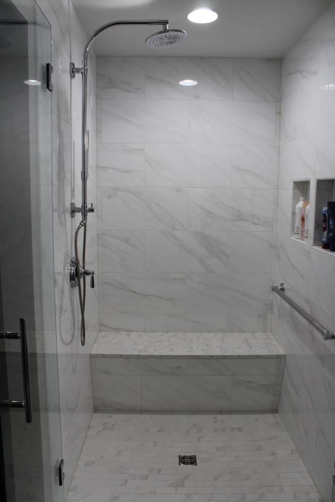 На фото: ванная комната среднего размера в стиле неоклассика (современная классика) с фасадами с утопленной филенкой, серыми фасадами, угловым душем, серыми стенами, полом из сланца, душевой кабиной, врезной раковиной, мраморной столешницей и серым полом