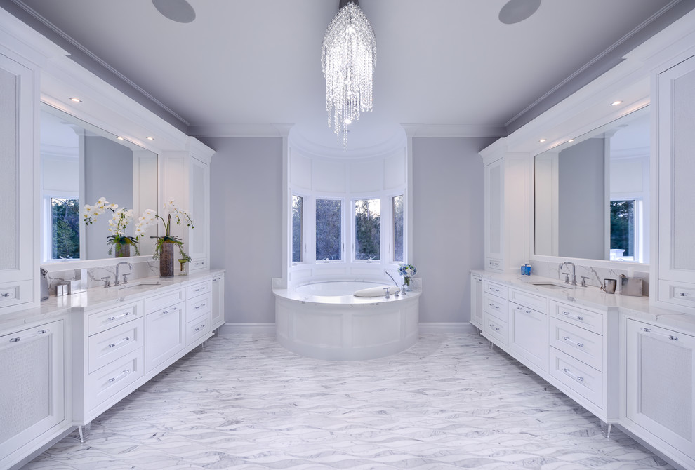 Großes Klassisches Badezimmer En Suite mit Schrankfronten mit vertiefter Füllung, Whirlpool, grauer Wandfarbe, Keramikboden, Unterbauwaschbecken, grauem Boden, weißer Waschtischplatte und weißen Schränken in New York