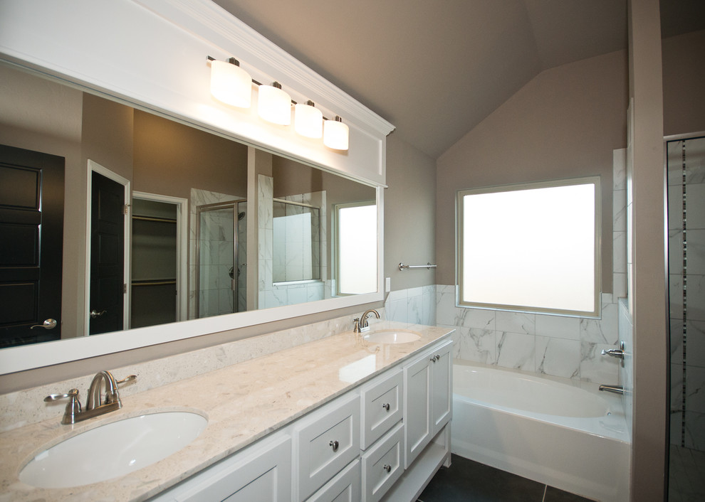Großes Modernes Badezimmer En Suite mit Einbauwaschbecken, profilierten Schrankfronten, weißen Schränken, Marmor-Waschbecken/Waschtisch, Einbaubadewanne, Eckdusche, beiger Wandfarbe und Keramikboden in Oklahoma City