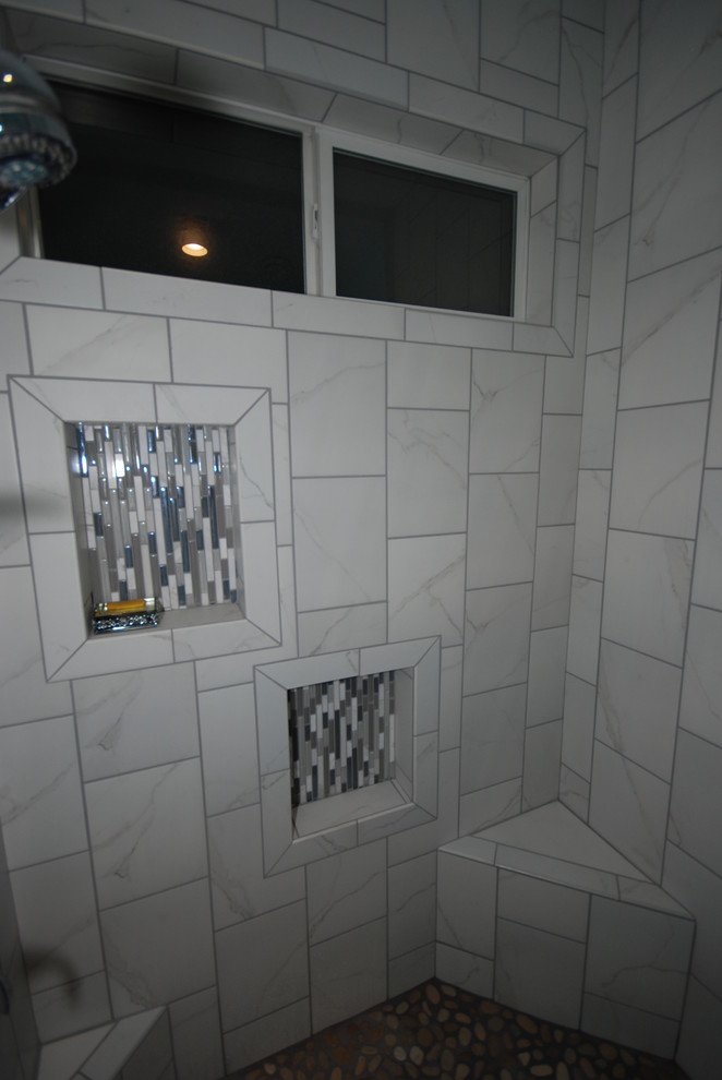 Idée de décoration pour une petite salle de bain design avec un lavabo posé, un placard à porte shaker et WC séparés.