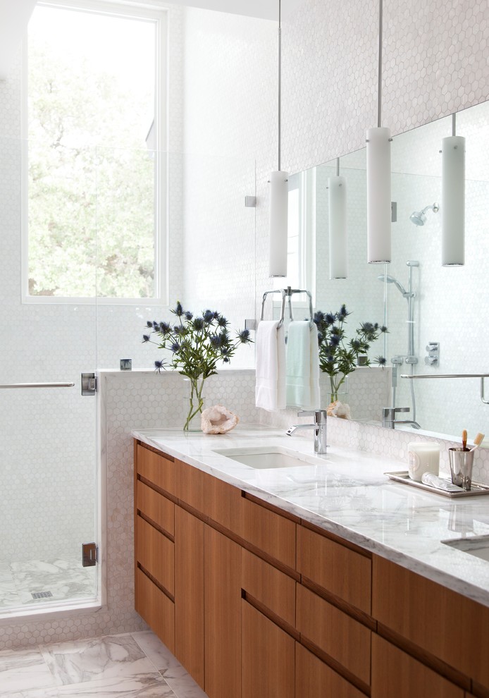 На фото: главная ванная комната в современном стиле с плоскими фасадами, фасадами цвета дерева среднего тона, душем в нише, белой плиткой, врезной раковиной и душем с распашными дверями