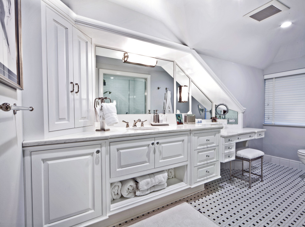 Свежая идея для дизайна: большая ванная комната в стиле неоклассика (современная классика) с фасадами с выступающей филенкой, белыми фасадами, серыми стенами, душевой кабиной, врезной раковиной, разноцветным полом, белой столешницей, тумбой под одну раковину и встроенной тумбой - отличное фото интерьера