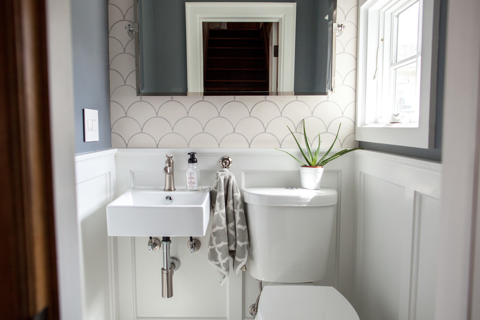 На фото: маленькая ванная комната в стиле модернизм с раздельным унитазом, белой плиткой, керамической плиткой, серыми стенами, мраморным полом, душевой кабиной и подвесной раковиной для на участке и в саду с