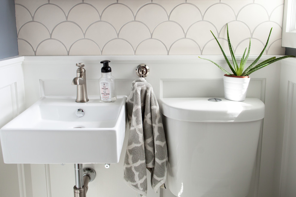 Diseño de cuarto de baño moderno pequeño con sanitario de dos piezas, baldosas y/o azulejos blancos, baldosas y/o azulejos de cerámica, paredes grises, suelo de mármol, aseo y ducha y lavabo suspendido