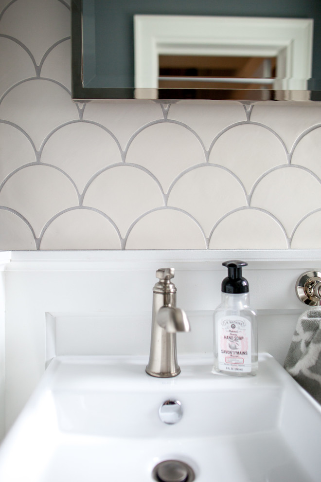 Kleines Modernes Duschbad mit Wandtoilette mit Spülkasten, weißen Fliesen, Keramikfliesen, grauer Wandfarbe, Marmorboden und Wandwaschbecken in Minneapolis