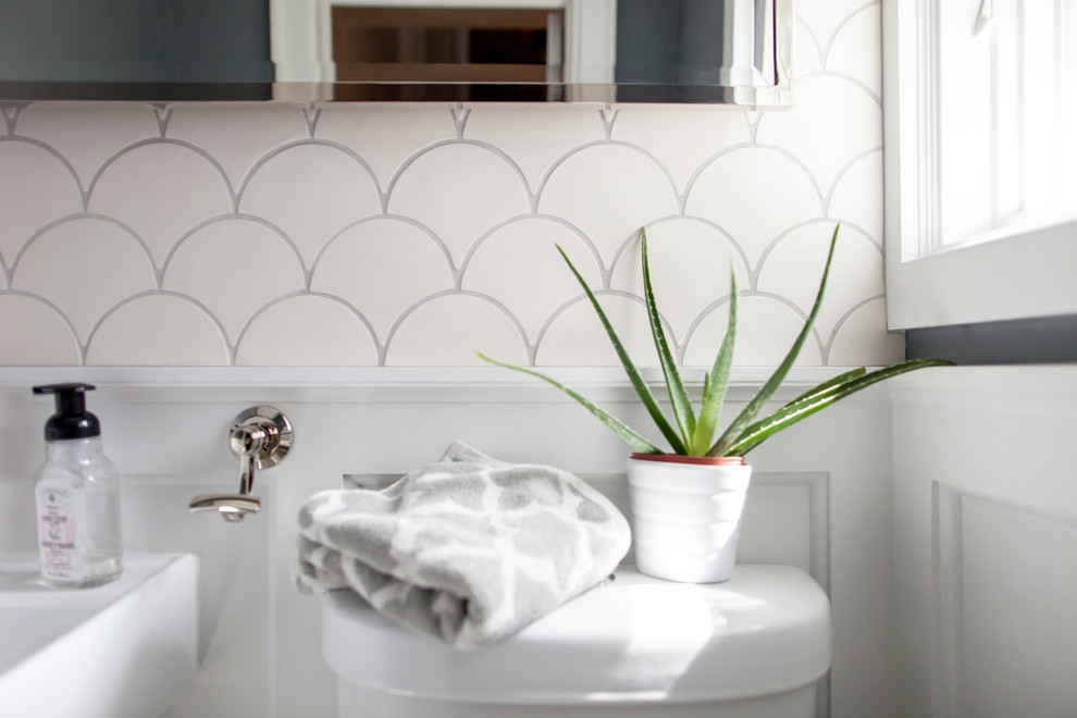 Cette photo montre une petite salle d'eau moderne avec WC séparés, un carrelage blanc, des carreaux de céramique, un mur gris, un sol en marbre et un lavabo suspendu.