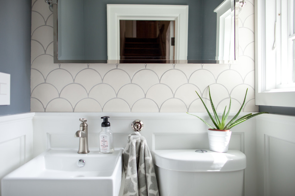 Inspiration pour une petite salle d'eau minimaliste avec WC séparés, un carrelage blanc, des carreaux de céramique, un mur gris, un sol en marbre et un lavabo suspendu.