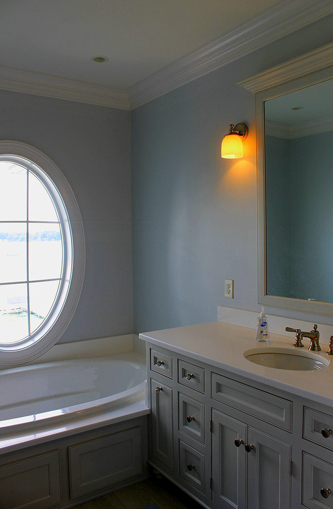 Esempio di una stanza da bagno stile marinaro con lavabo sottopiano e vasca da incasso